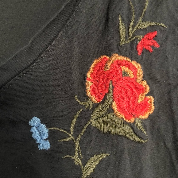 American Eagle floral T-shirt - Picture 3 of 4